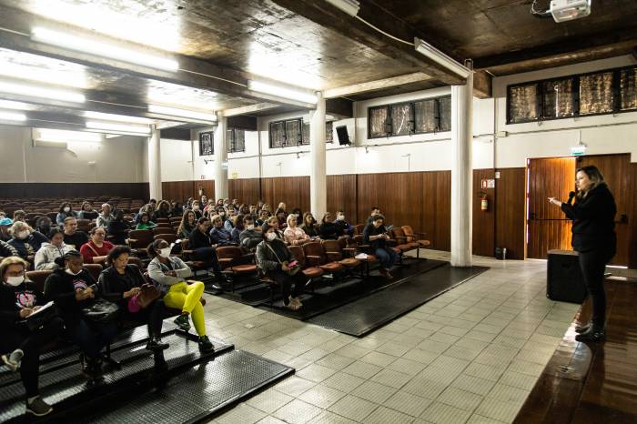 Profissionais das salas de vacina, professores e acadêmicos, agentes comunitários de saúde e de combate a endemias e visitadores do programa PIM participaram de capacitação de boas práticas na prestação de serviços de imunização e calendário vacinal