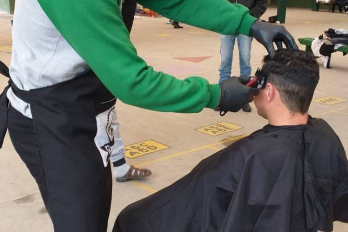 Ação visa facilitar a higiene e elevar a autoestima dos usuários