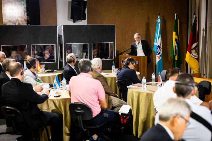Representantes de oito países estiveram no evento para conversar sobre a produção de pêssego e outras frutas em calda