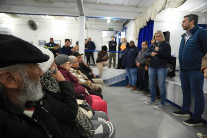 Documentos foram entregues aos moradores da avenida Leopoldo Brod, bairro Pestano