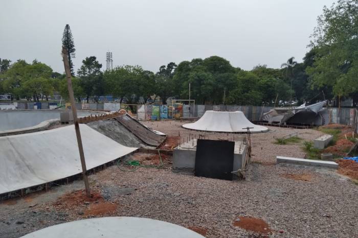Estão em pleno andamento as intervenções de concretagem da pista de skate, o fechamento da quadra e o contrapiso dos caminhos internos