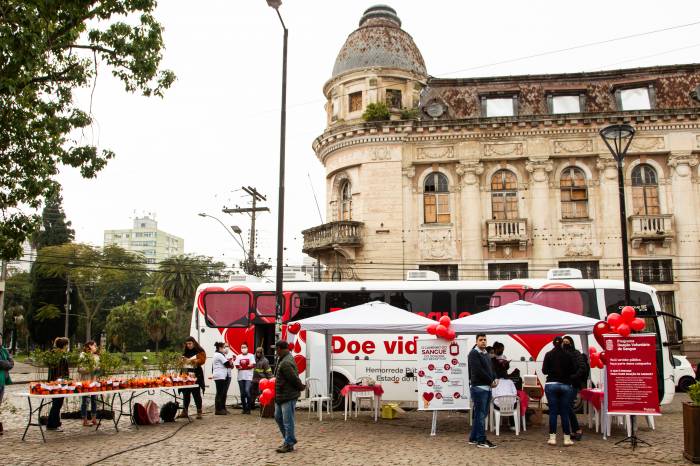 Prefeita Paula acompanhou ação do Junho Vermelho, que contou com uma unidade móvel com profissionais do Hemocentro de Pelotas na captação de doadores no Largo do Mercado