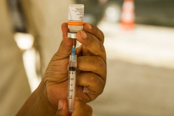 Prefeitura de Pelotas divulga doses, locais e horários disponíveis para aplicação em mais de 50 pontos da cidade entre os dias 4 e 9