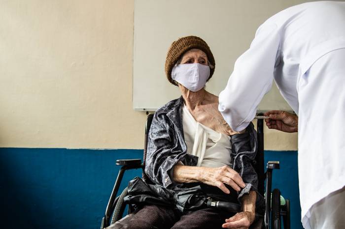 Pessoas com 60 anos ou mais podem agendar a imunização pelo telefone das UBSs, com os agentes das Unidades com Estratégia de Saúde da Família ou pelo número (53) 3284–7745