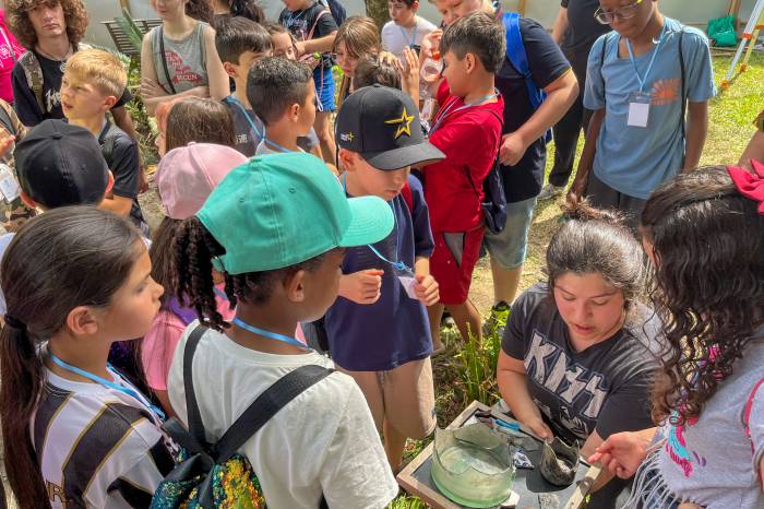 Ação aproxima estudantes do patrimônio arqueológico e histórico da cidade, despertando o interesse pela área profissional e pela preservação da memória coletiva