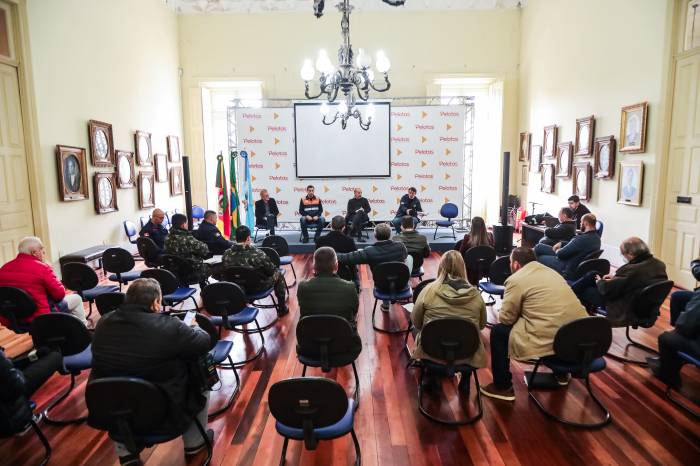 Central operacional será montada no Corpo de Bombeiros para atender a chamados da população. Aulas nos turnos da tarde e noite na rede municipal de ensino estão suspensas nesta terça-feira