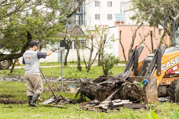 Prefeitura intensifica ações de limpeza e desobstrução de valas e agentes da Secretaria de Serviços Urbanos e Infraestrutura pedem apoio das comunidades