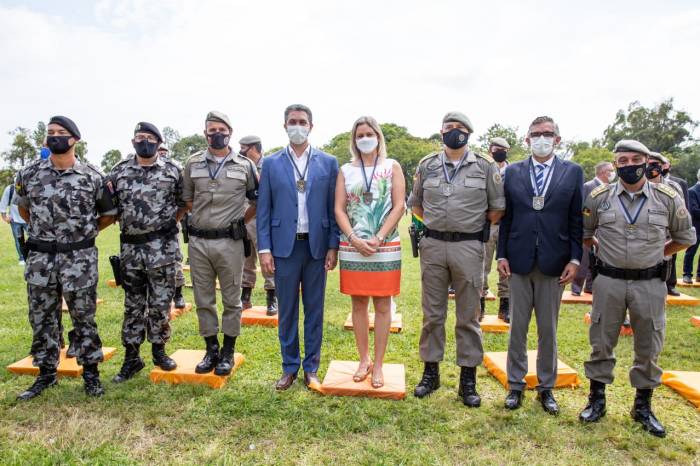 Prefeita recebeu uma comenda do CPChq da Brigada Militar do Estado durante solenidade de aniversário de um ano da instituição
