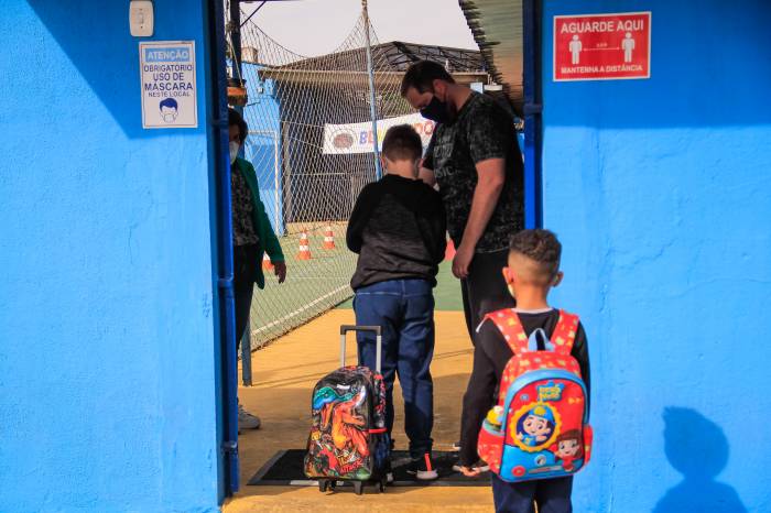 A retomada das atividades escolares, de forma híbrida, para estudantes do 3º ano ao 5º do Ensino Fundamental, foi marcada pela expectativa e pelos protocolos sanitários