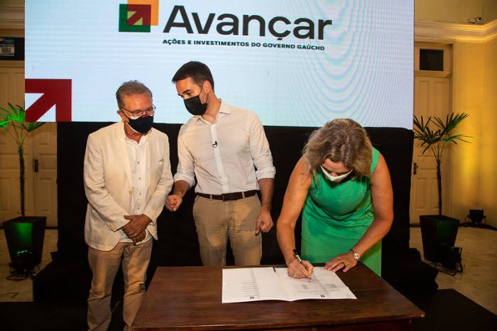 Governador Eduardo Leite assinou, em cerimônia do Paço Municipal, convênios com 12 cidades da zona sul que irão receber investimentos para qualificação de infraestrutura