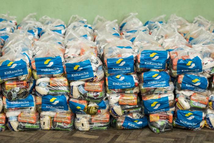 As 93 escolas da rede municipal, mais as assistenciais e especiais conveniadas com o Município, receberão as cestas de alimentos