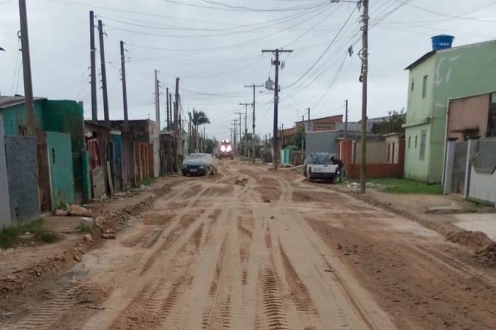 Melhorias de vias estão sendo realizadas em diferentes bairros