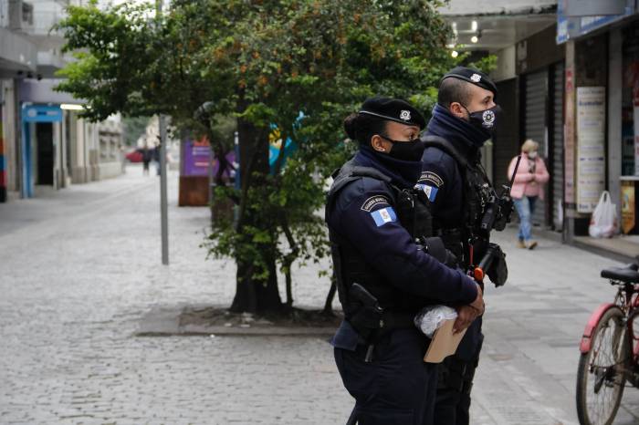 Máscaras são fornecidas a quem não possui. Penalidade será aplicada aos que se recusarem a usá-las ou estiverem em aglomerações