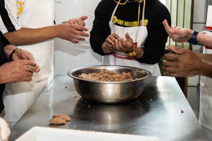Dezessete recuperandos participam da Oficina de Salgados, uma parceria do Município, pelo Mapa de Oportunidades. Alimentos serão distribuídos na comemoração dos cinco anos do Pacto Pelotas pela Paz