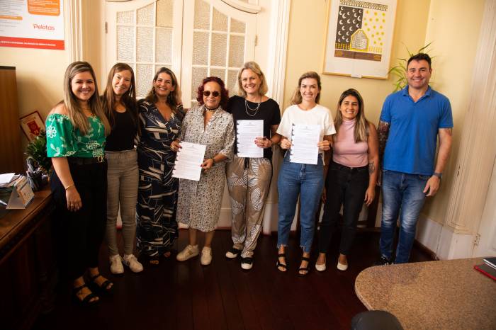 Contratos administrativos 181 e 186/2023 vão viabilizar, respectivamente, reformas no prédio da Emei Paulo Freire e a construção de passarelas cobertas na Emef Maria Helena Vargas da Silveira