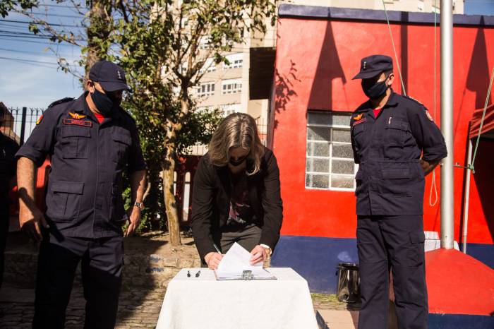 Prefeita participou de cerimonial, ocasião em que assinou o termo de cessão de uso de novos equipamentos para a instituição