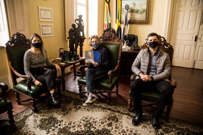 Filhos do comunicador fizeram a entrega de dois exemplares da autobiografia, que conta histórias pessoais e profissionais de Sérgio