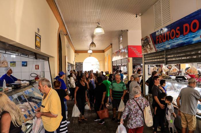 No Centro e nos bairros, tradição da Semana Santa leva consumidores até as bancas mais próximas