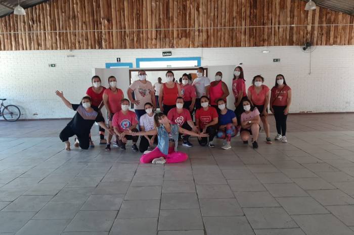 Servidoras da Unidade de Saúde participaram de aulas de zumba e receberam orientações sobre a prevenção do câncer de mama, além de dicas para manter uma alimentação saudável