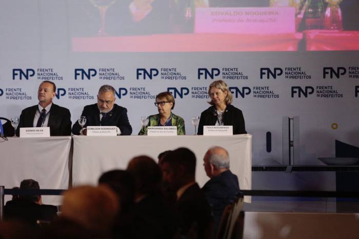 Ato de posse da nova diretoria da Frente Nacional dos Prefeitos aconteceu com a presença do presidente da República