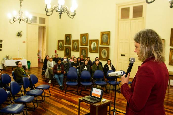 Ao todo, 60 profissionais foram nomeados entre julho e agosto, entre professores, monitores de escola, enfermeiros, psicólogos e assistentes sociais, e 34 estiveram na atividade de acolhida