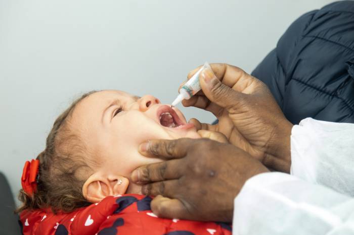Até o dia 9 de setembro, população pode se dirigir às UBSs, ao Centro de Especialidades e aos ambulatórios da UFPel e UCPel para vacinar menores, de 1 a 5 anos, contra a paralisia infantil, e crianças e adolescentes até 15 anos para atualizar a Caderneta
