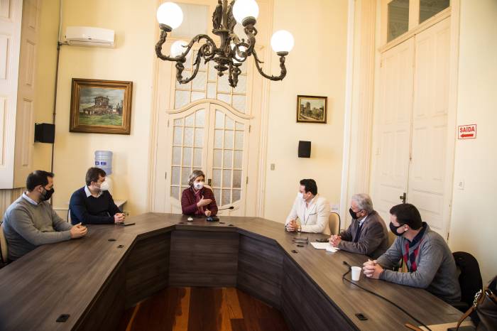 Prefeita Paula e os prefeitos de Canguçu, Vinicius Pegoraro, e de Pinheiro Machado, Ronaldo Madruga, conversaram sobre a iniciativa. Em Pelotas, o GGI já é uma realidade, com histórico positivo pela integração das forças de segurança com o município