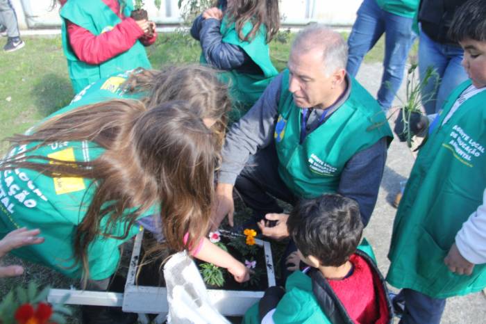Ação desenvolvida no Sítio Floresta contou com jardinagem e oficina de plantio