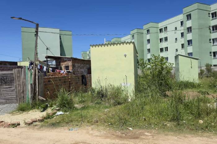 A previsão é de que as 17 primeiras unidades, de um total de 200 financiadas pelo Programa Estadual Nenhuma Casa Sem Banheiro, sejam entregues até o final de dezembro