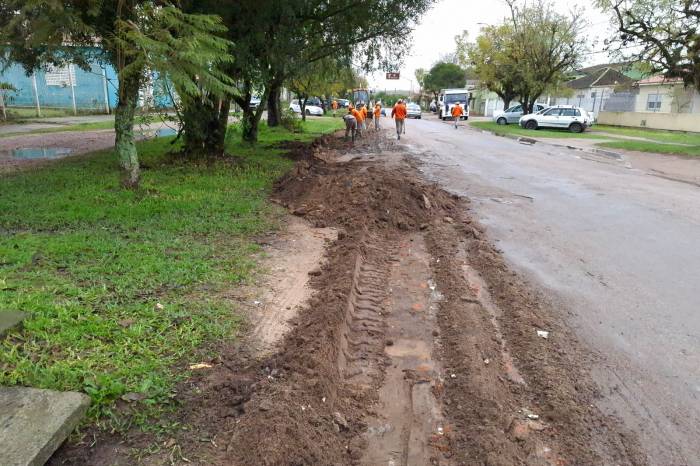 Resíduo acumulado junto ao meio-fio é utilizado na rede pluvial para assentar tubulação, entre outros serviços e obras de drenagem a cargo da Ssui