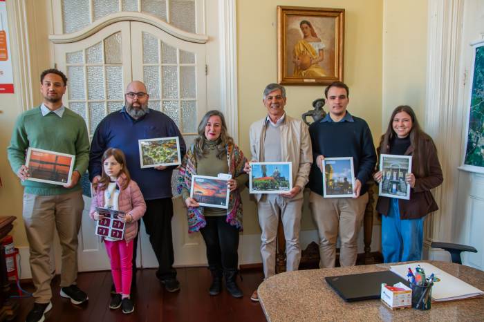 Marroni recebeu no gabinete as pessoas que fizeram as imagens vencedoras do concurso "Pelotas me pertence", do Dia do Patrimônio