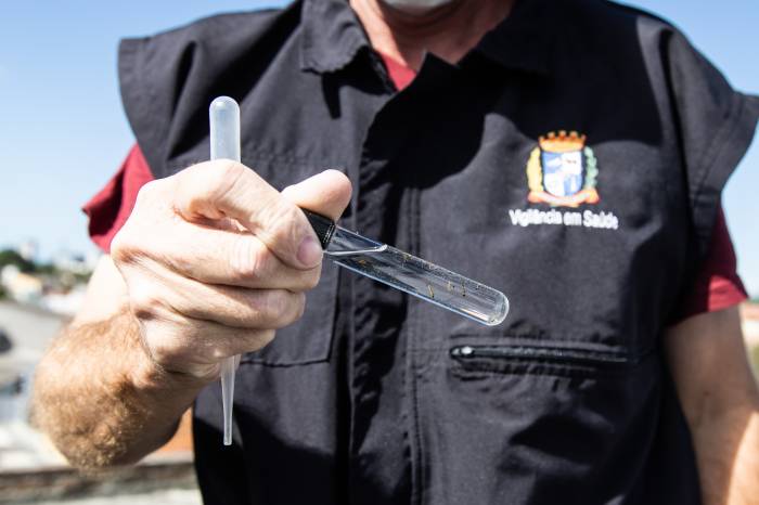 Prefeitura promove inspeção de possíveis focos do mosquito nas residências e presta orientação aos moradores durante toda a tarde de sábado