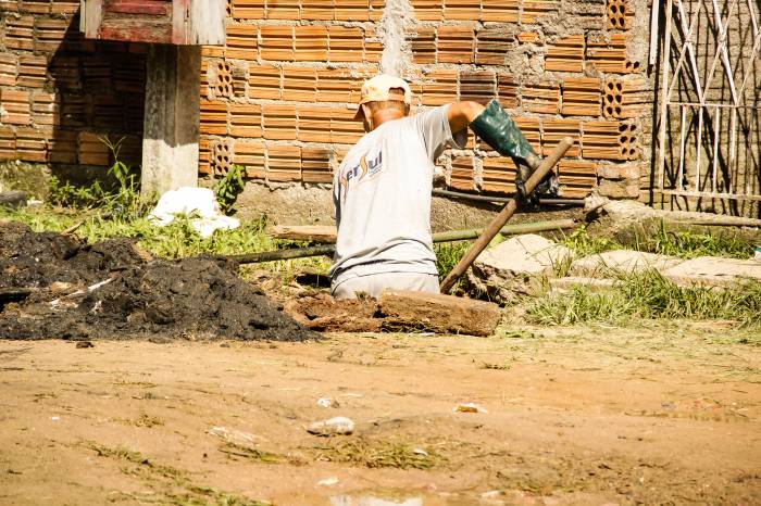As melhorias começaram por uma das principais vias de acesso ao bairro, e se estenderão por todas as ruas da localidade
