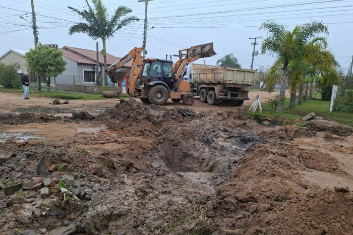 Serviço precisou ser interrompido para intervenções de contenção na praia do Laranjal. Equipes da Ssui trabalham para tapar "cratera" na rua Seis da localidade