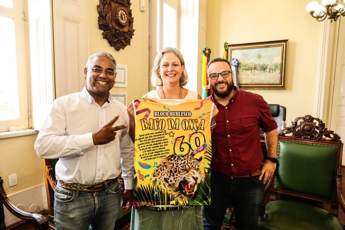 Uma camiseta do bloco, que desfila nesta sexta-feira no Carnaval de Pelotas 2023, foi entregue à prefeita