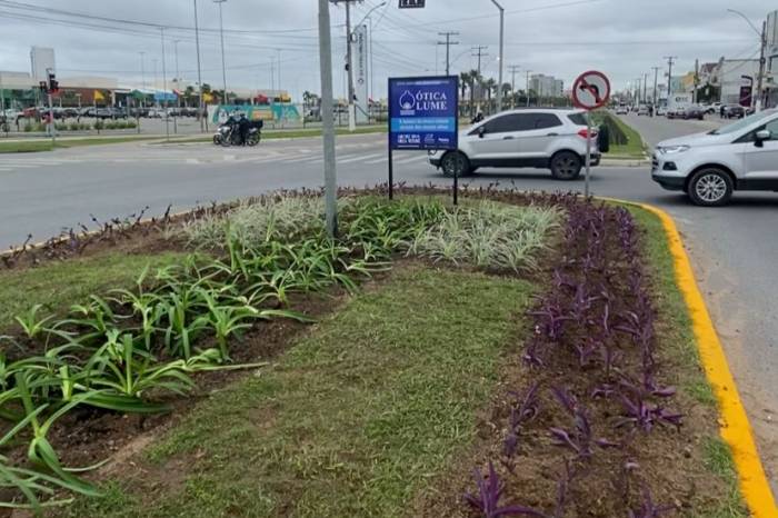 A prefeita Paula Mascarenhas, o vice-prefeito Idemar Barz e o deputado Daniel Trzeciak fizeram a entrega simbólica da revitalização da rótula, na avenida Ferreira Viana
