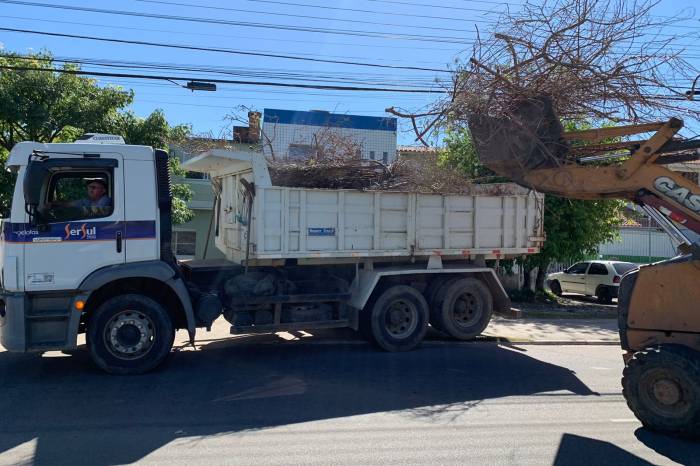 Trabalho fez parte do cronograma da Secretaria de Serviços Urbanos e Infraestrutura. Poder Público reitera pedido à população para que não descarte lixo em locais impróprios