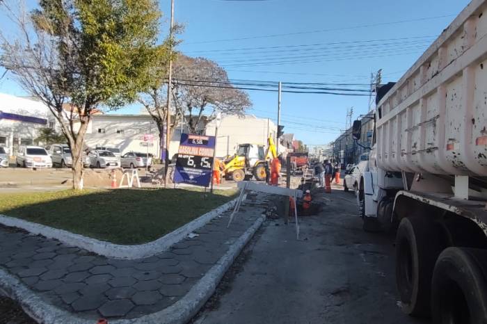 Pavimentação em trecho da rua Gonçalves Chaves, na área central, coincide com recesso escolar devido à menor demanda de trânsito e mobilidade