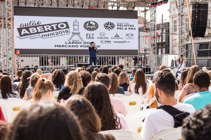 Iniciativa da Prefeitura reunirá estudantes que desejam se preparar para a prova do Enem 2022. Inscrições já estão abertas e ingressos podem ser retirados na banca 45 do Mercado Central