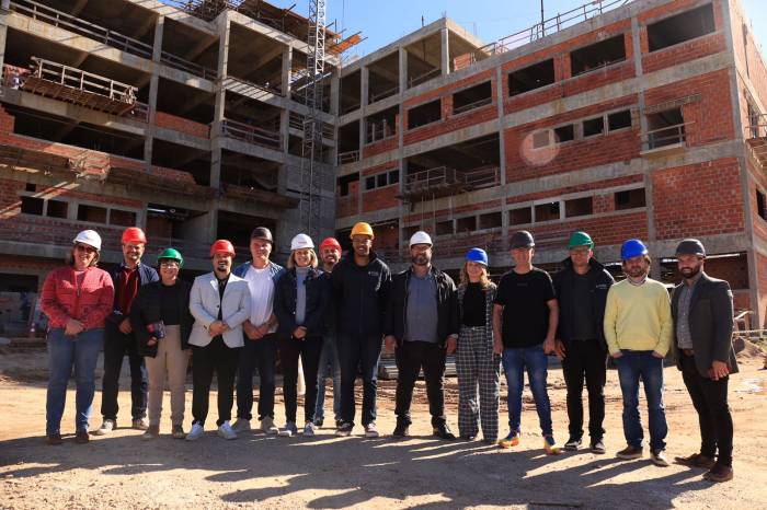Paula vistoria serviços já executados e registra satisfação em acompanhar a evolução das obras. Vereadores participam