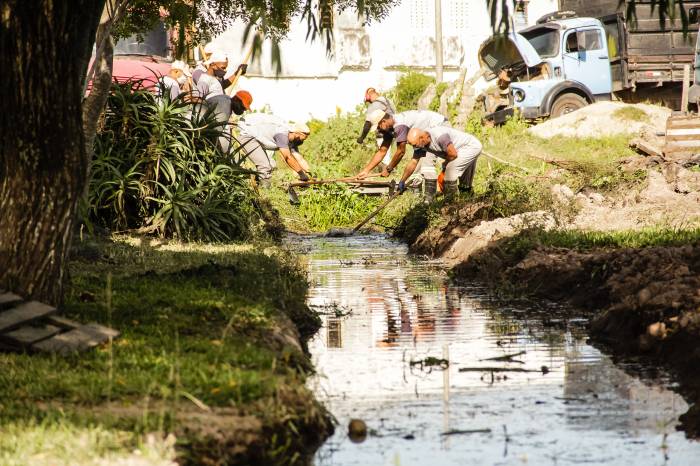 Várias frentes de serviços atuam na limpeza, roçado e patrolamento de ruas e avenidas