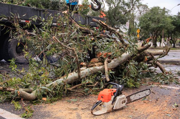 Não há desabrigados. Nove casas foram destelhadas. Pico de vento atingiu mais de 90 km/h e acumulado de chuva chegou a 61 milímetros em três dias