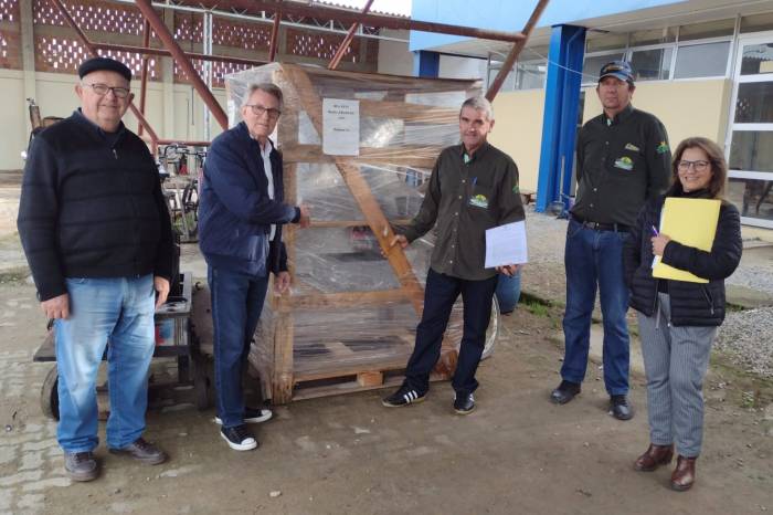 Descascador de abóbora, terceira máquina repassada à Cooperativa, integra o pacote de benefícios em regime de comodato