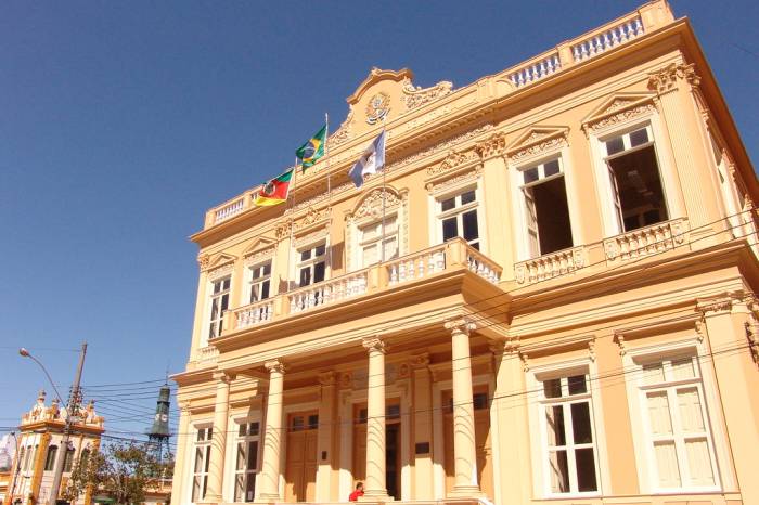 Servidores estatutários, celetistas, aposentados e pensionistas devem acessar o formulário disponível no Portal do Servidor no site da Prefeitura