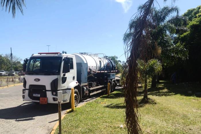 Limpeza preventiva das caixas de resíduos elimina transtornos a comerciantes e usuários