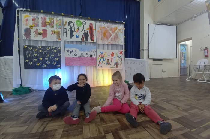 Exposição de arte dos alunos do berçário, maternal e pré-escola foi inspirada na obra do grafiteiro pelotense Gabriel Veiz