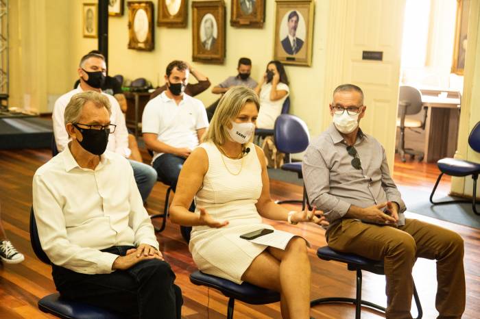 Prefeita confirmou o reajuste de 33,24%, que será concedido após aprovação de projeto pela Câmara de Vereadores. Com a medida, nenhum professor da rede municipal ganhará menos de R$ 3 mil