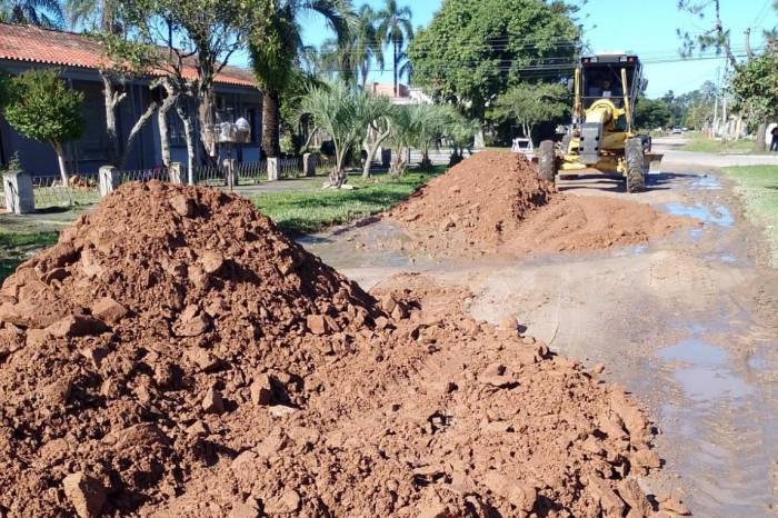Equipes das secretarias de Serviços urbanos e Infraestrutura, Obras e Pavimentação e Desenvolvimento Rural atuam ininterruptamente