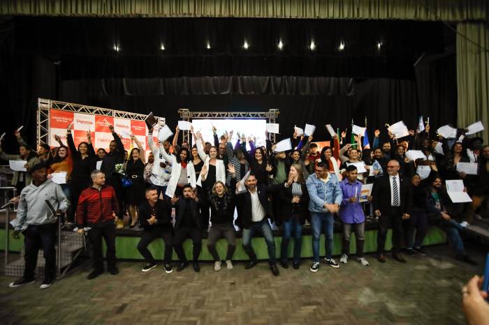 Ao todo, 197 alunos dos cursos de capacitação profissional receberam o diploma de suas formações. Iniciativa vai oportunizar cerca de 1,2 mil vagas ainda em 2023