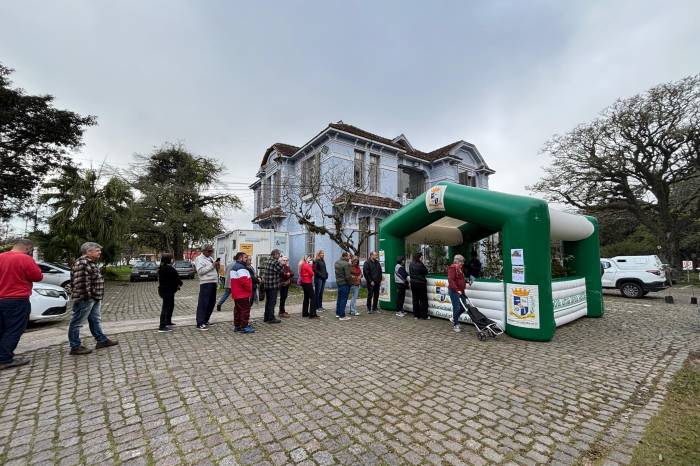 Moradores receberam espécies nativas e orientações de plantio da equipe técnica da SQA